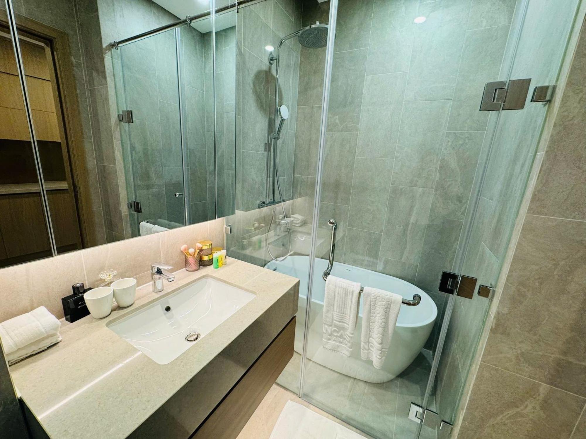 Lancaster Luxury *